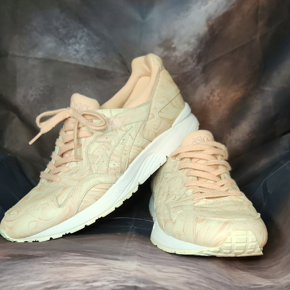 Asics Men's Cream Athletic Shoes It features a unique "Suminagashi"